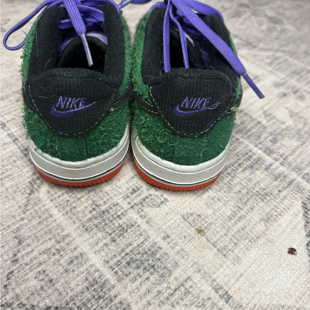 Nike Kids Sneakers in Green and Purple - Picture 2 of 6